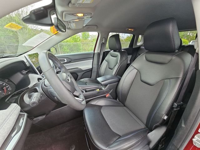 Used 2022 Red Jeep Latitude image 20