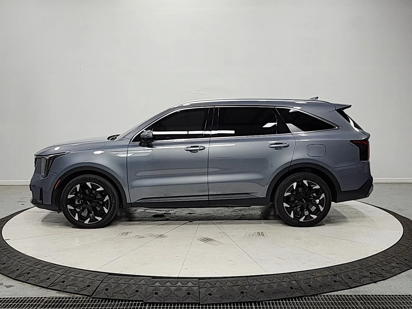 Used 2025 Silver Kia EX image 4