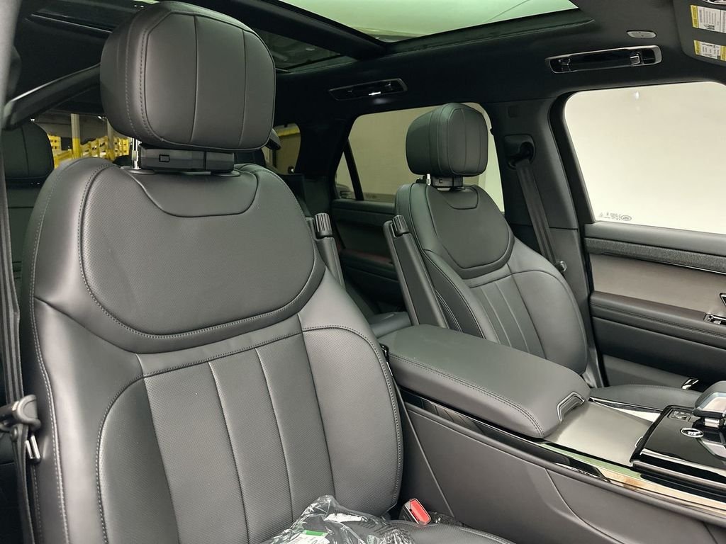 New 2026 Santorini Black Metallic Land Rover SE image 6