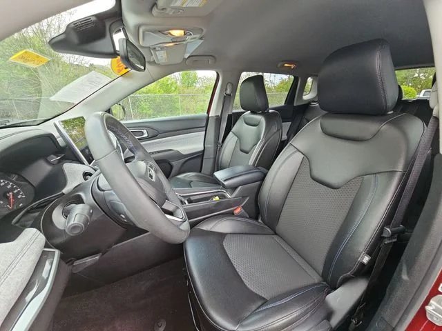 Used 2022 Red Jeep Latitude image 20