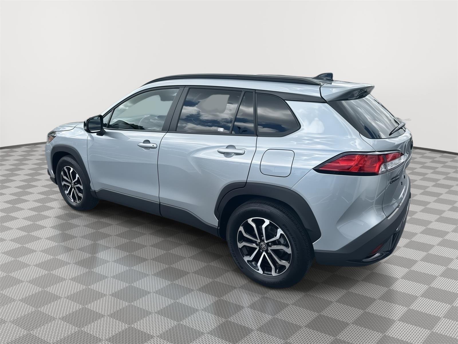 Used 2025 Sonic Silver Toyota Hybrid SE image 7