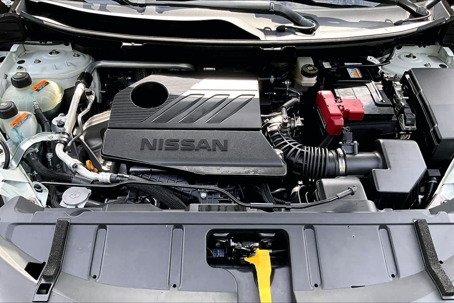 Used 2023 Pearl White Tricoat/Super Black Nissan Platinum image 32