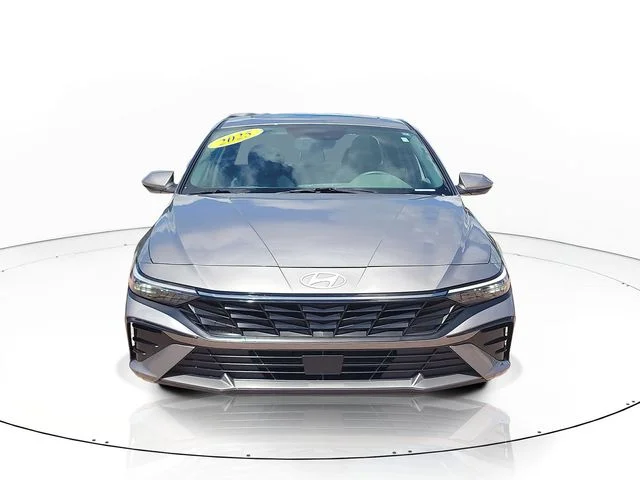 Used 2025  Hyundai SEL Convenience image 2