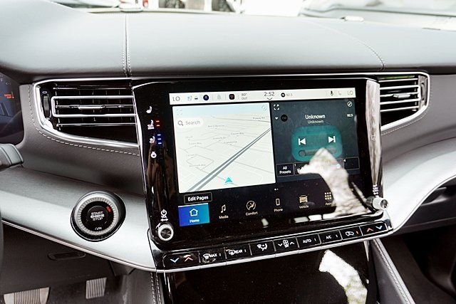 New 2026 Bright White Clear-Coat Exterior Paint Jeep Limited Reserve image 32