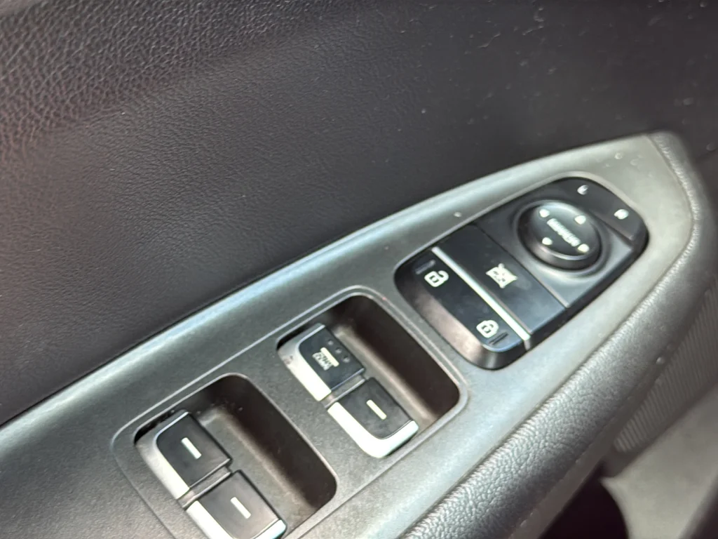Used 2016 White Kia LX image 25