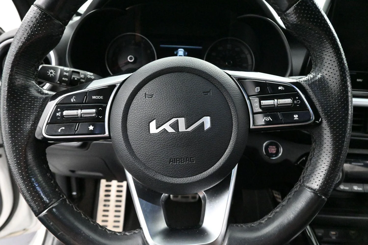 Used 2022 Snow White Pearl Kia GT-Line image 15
