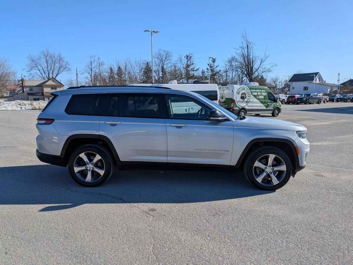 Used 2021 Silver Jeep Limited image 4