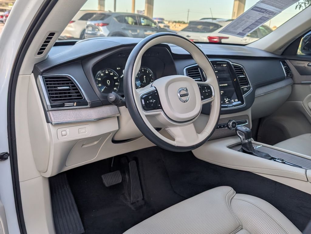 Used 2022 White Volvo T6 Inscription 6 Passenger image 4