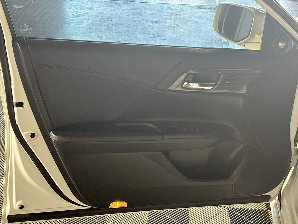 Used 2017 White Honda Touring image 10