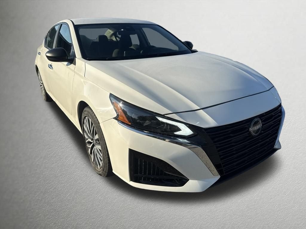 Used 2025 Glacier White Nissan 2.5 SV image 1
