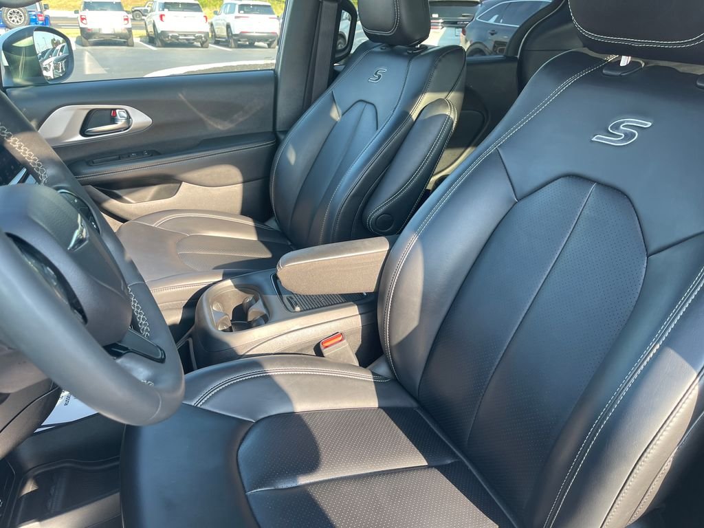 Used 2023 White Chrysler Touring L image 13