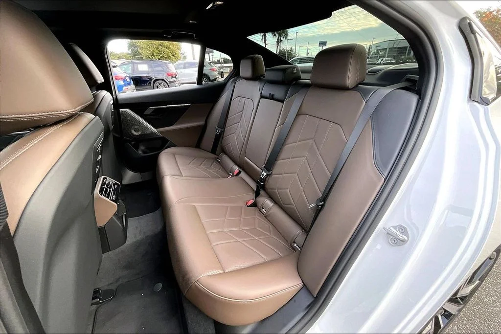 2026 BMW 5 Series 550e - Photo 23