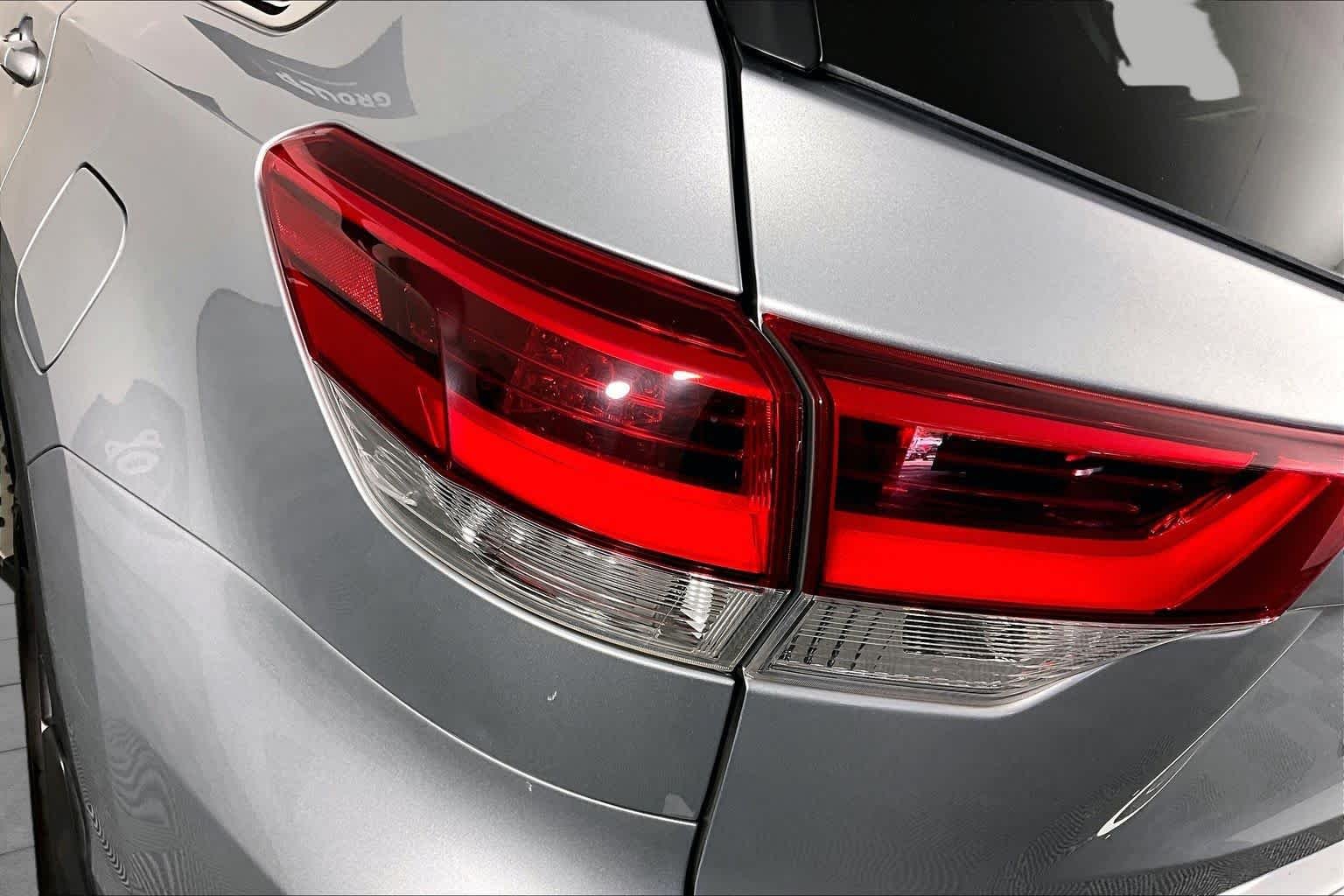 Used 2019 Celestial Silver Metallic Toyota XLE image 28