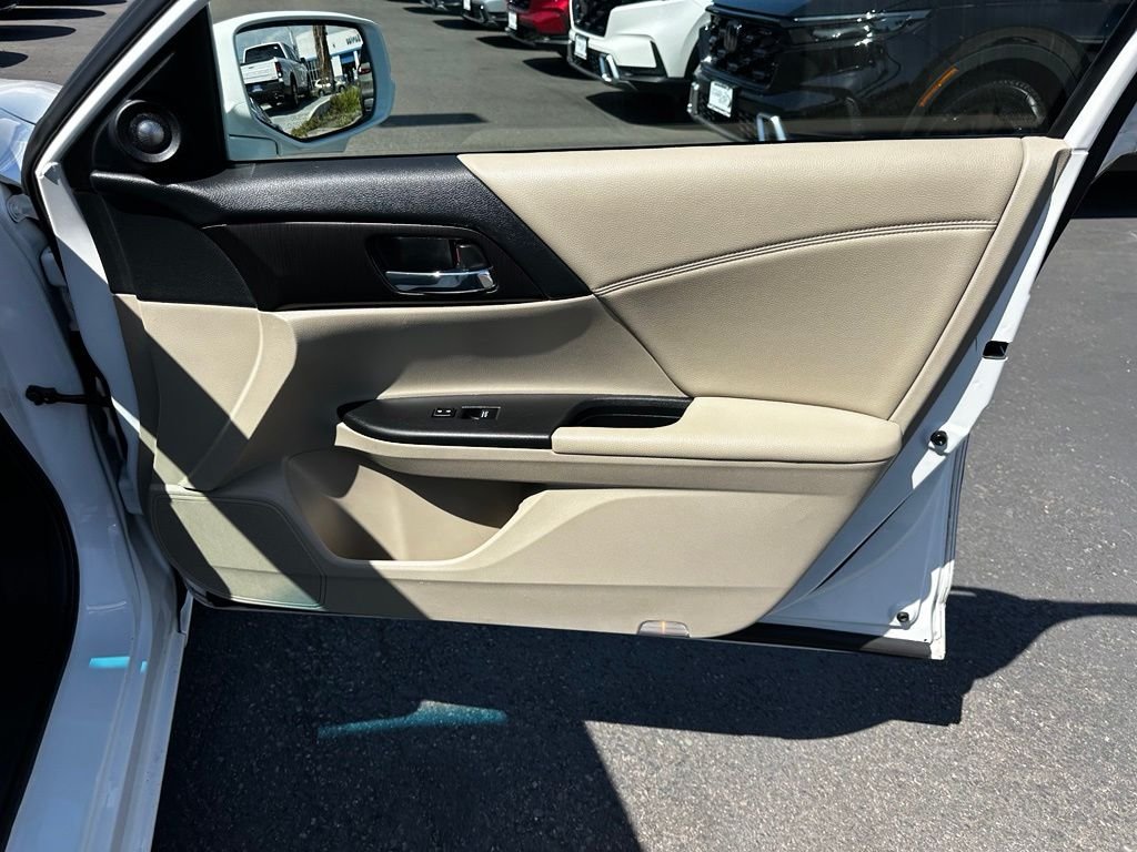 Used 2015  Honda Touring image 13