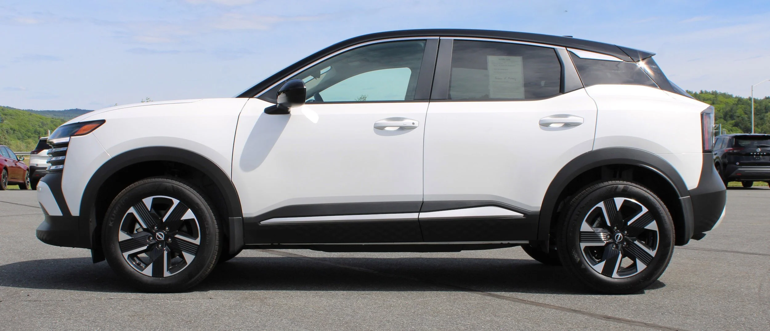 Used 2025 Aspen White Tricoat/Super Black Nissan SV image 11