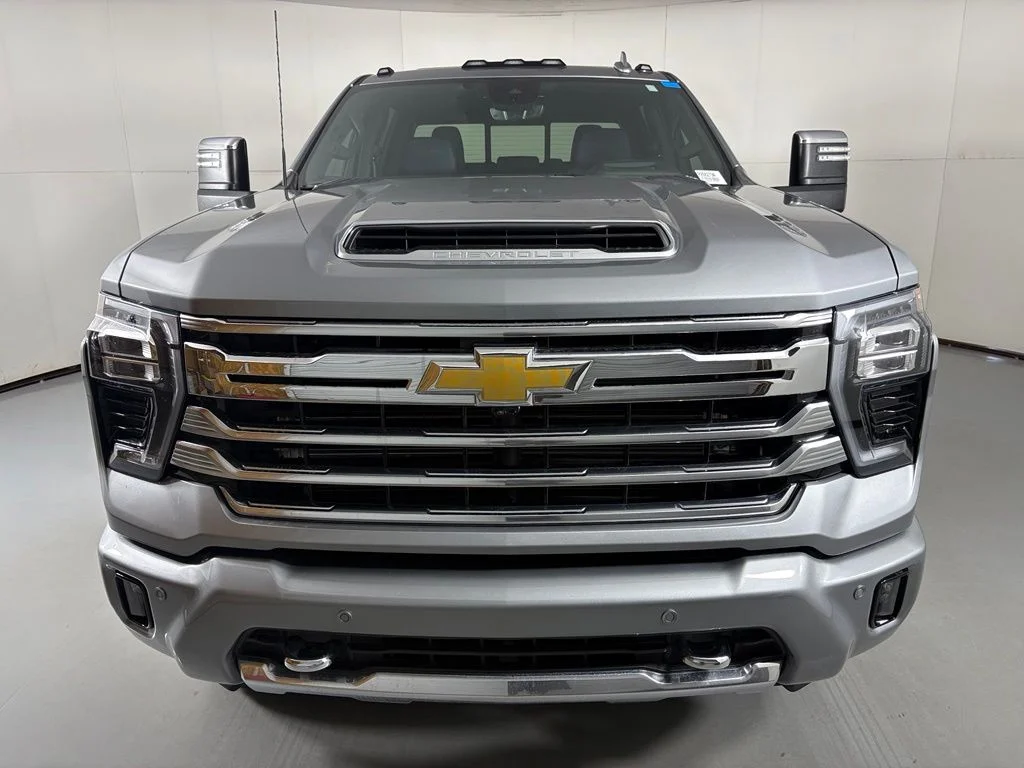 Used 2025 Gray Chevrolet High Country image 4