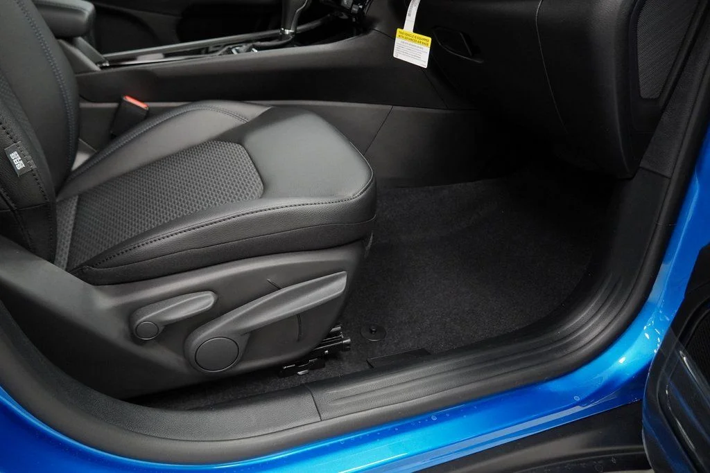 New 2026 Hydro Blue Pearlcoat Jeep Latitude image 37