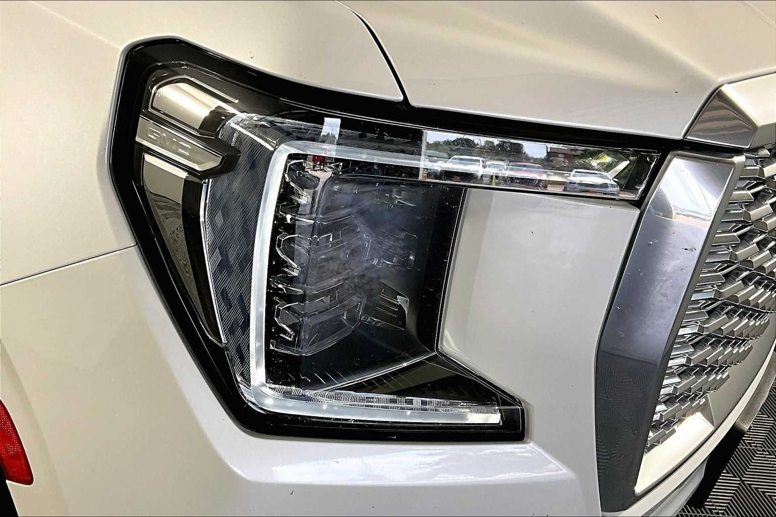 Used 2022 White Frost Tricoat GMC Denali image 27