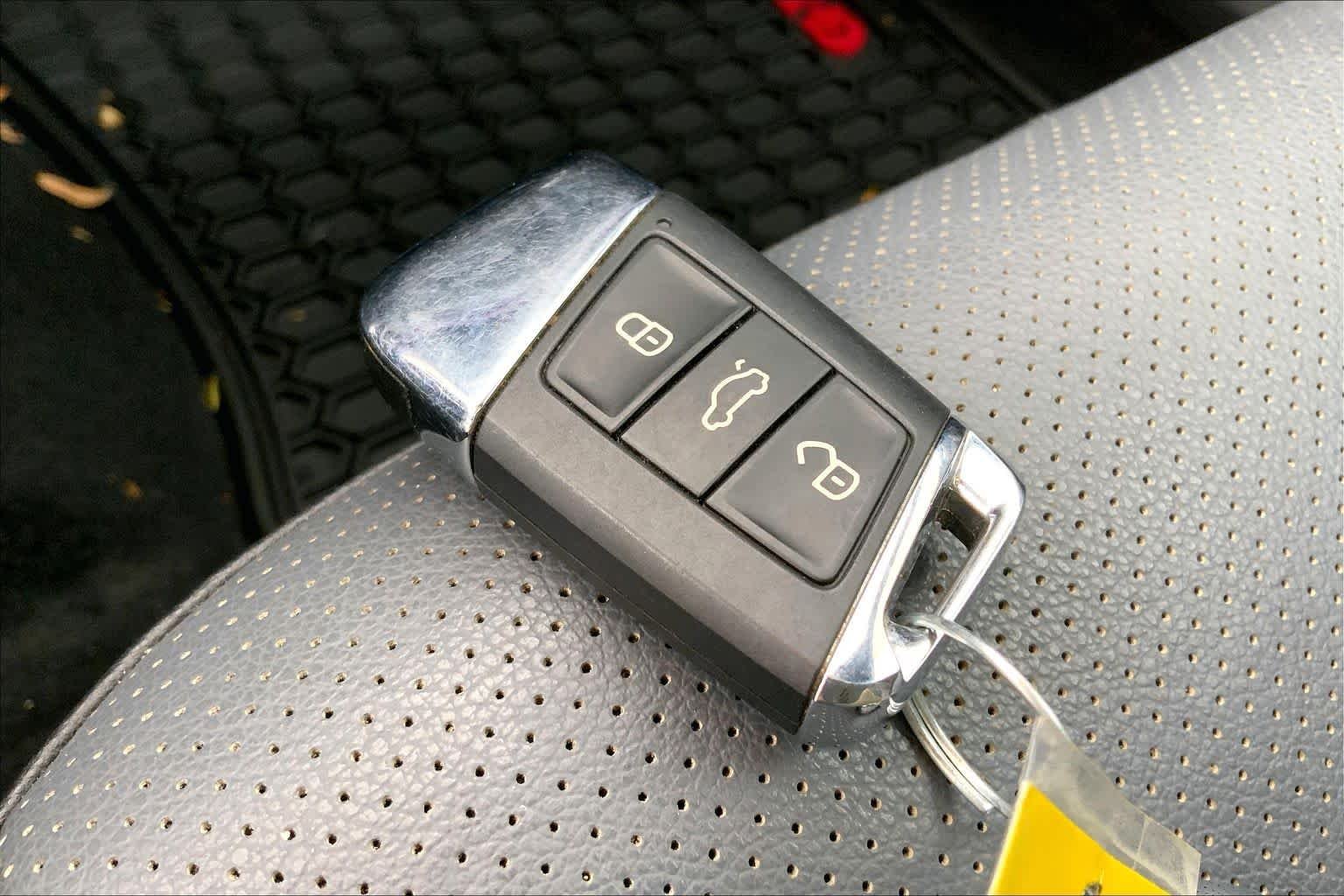 Used 2025 Pure White Volkswagen Autobahn image 14