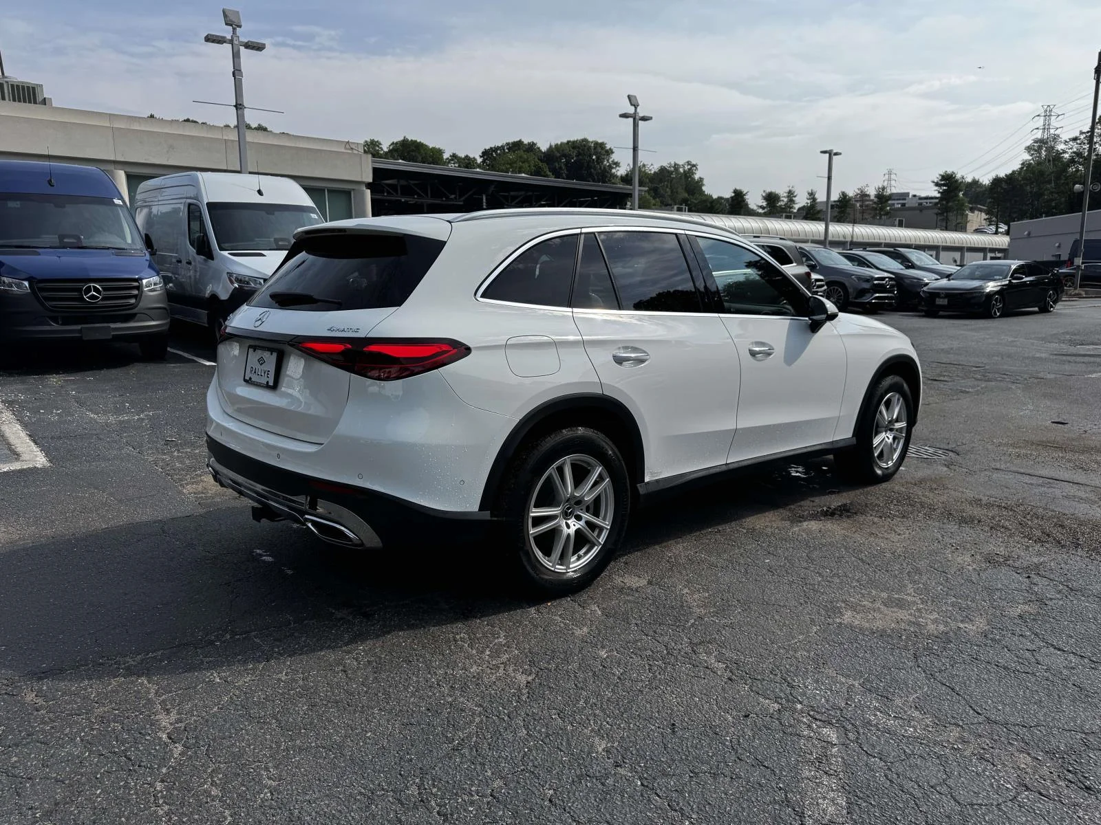 Used 2023  Mercedes-Benz GLC 300 image 3