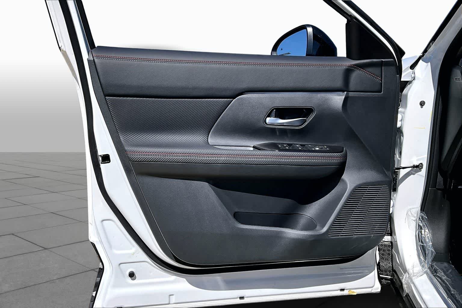 New 2026 Aspen White TriCoat / Super Black Two-tone Nissan SR image 15
