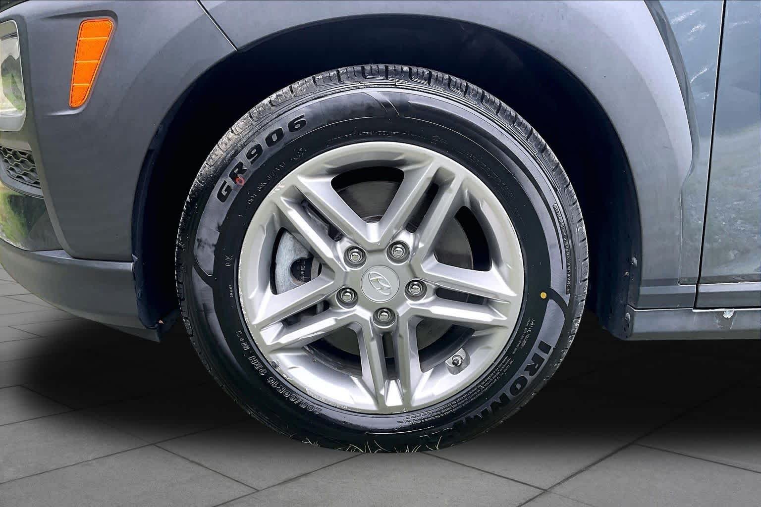 Used 2018 Thunder Gray Hyundai SE image 11