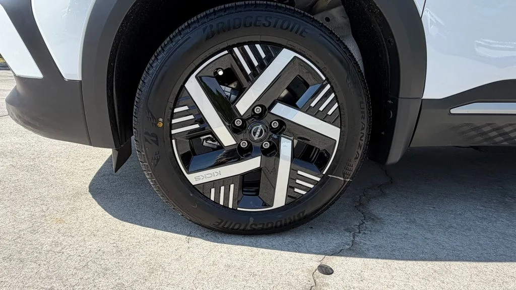 New 2026 Aspen White TriCoat / Super Black Two-tone Nissan SV image 11