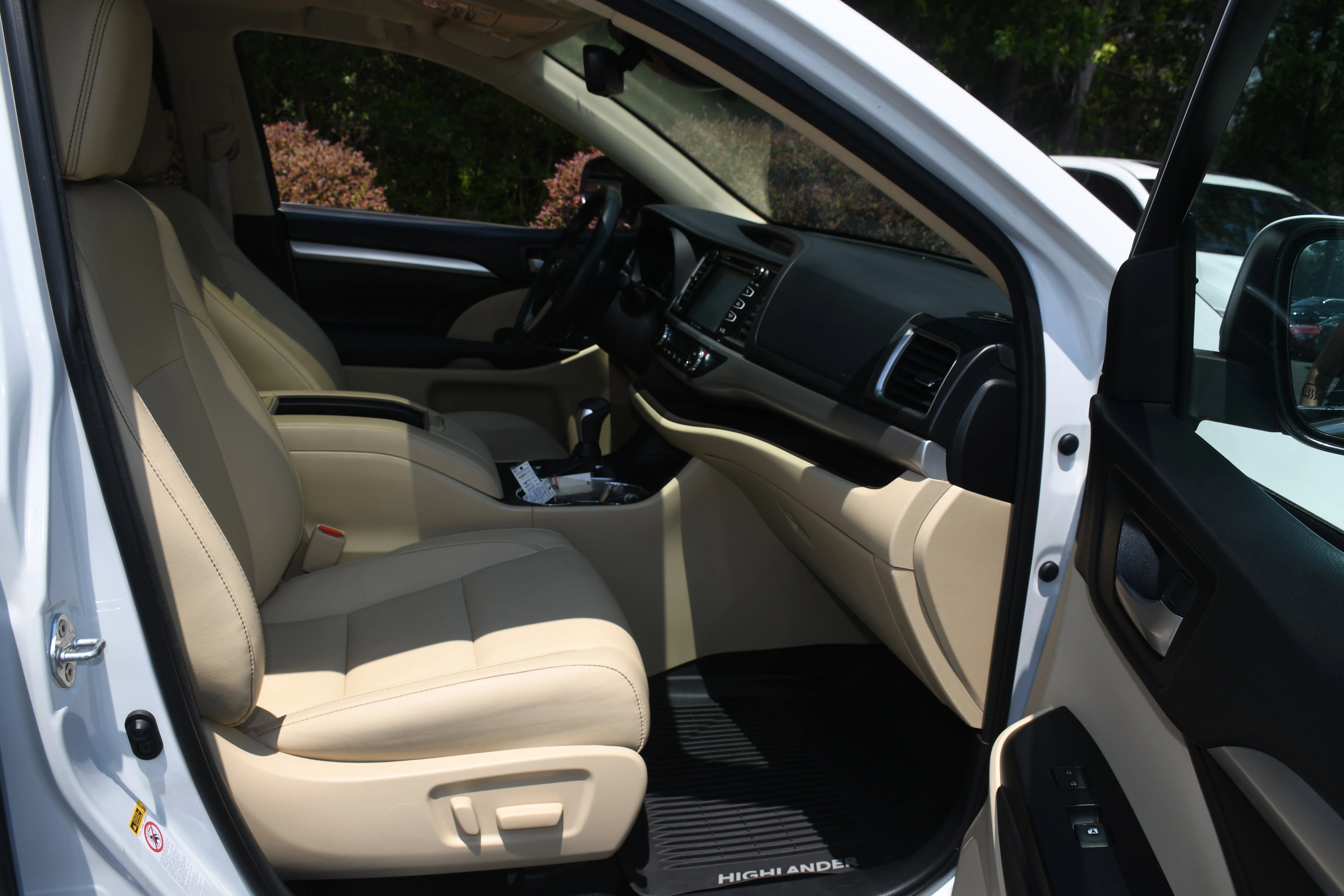 Used 2018 White Toyota XLE image 22