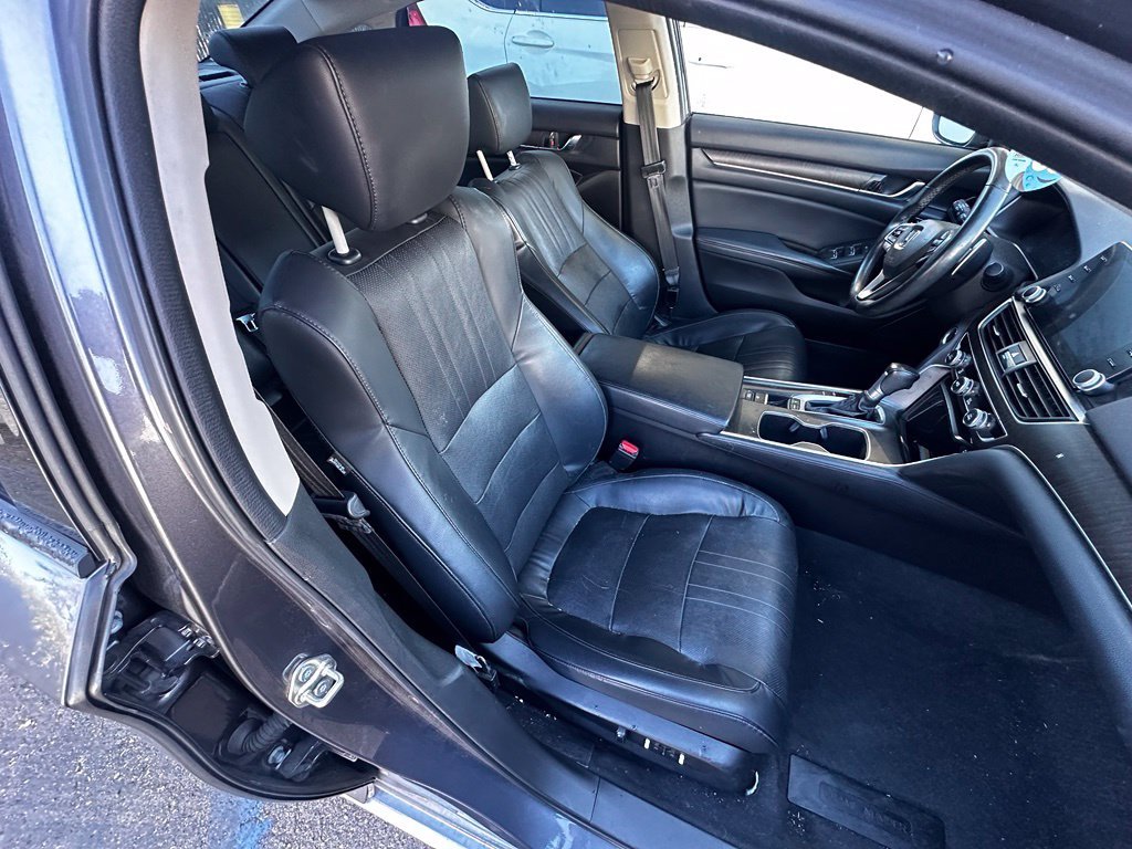 Used 2018 Modern Steel Metallic Honda Touring image 21