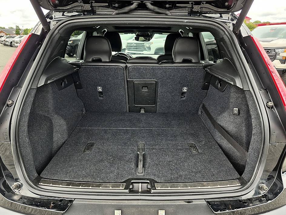 Used 2019  Volvo R-Design image 32