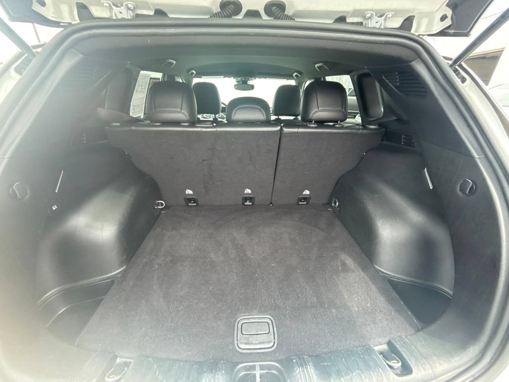 Used 2024 White Jeep Latitude image 21
