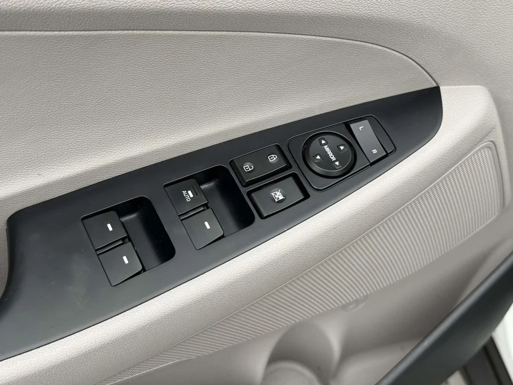 Used 2018 White Hyundai Value image 30