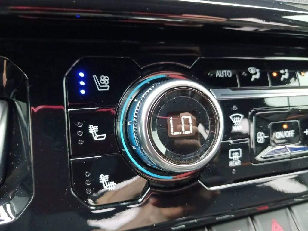 Used 2025 Sterling Metallic GMC AT4 image 24
