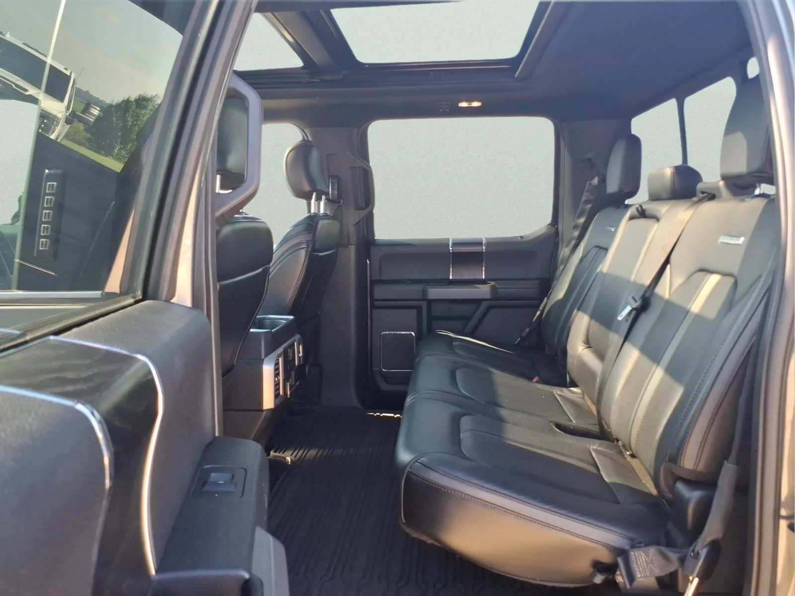 Used 2019 Magnetic Ford Platinum image 12
