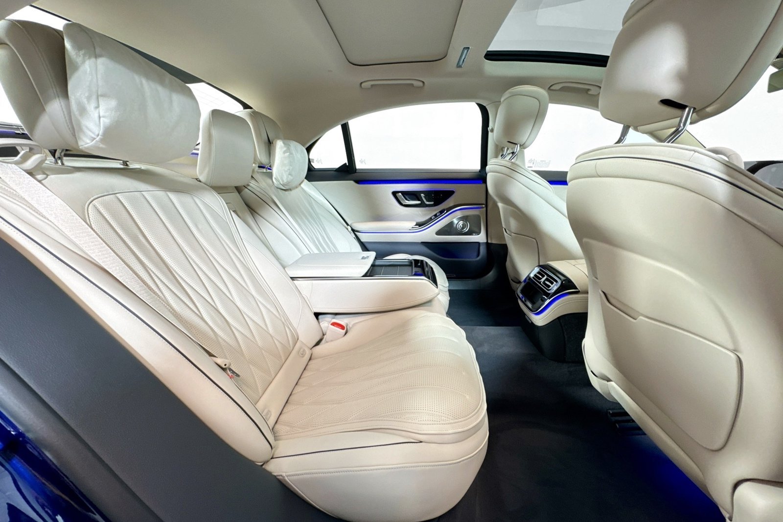 New 2026 MANUFAKTUR Signature Mystic Blue Metallic Mercedes-Benz AMG® S 63 E image 24