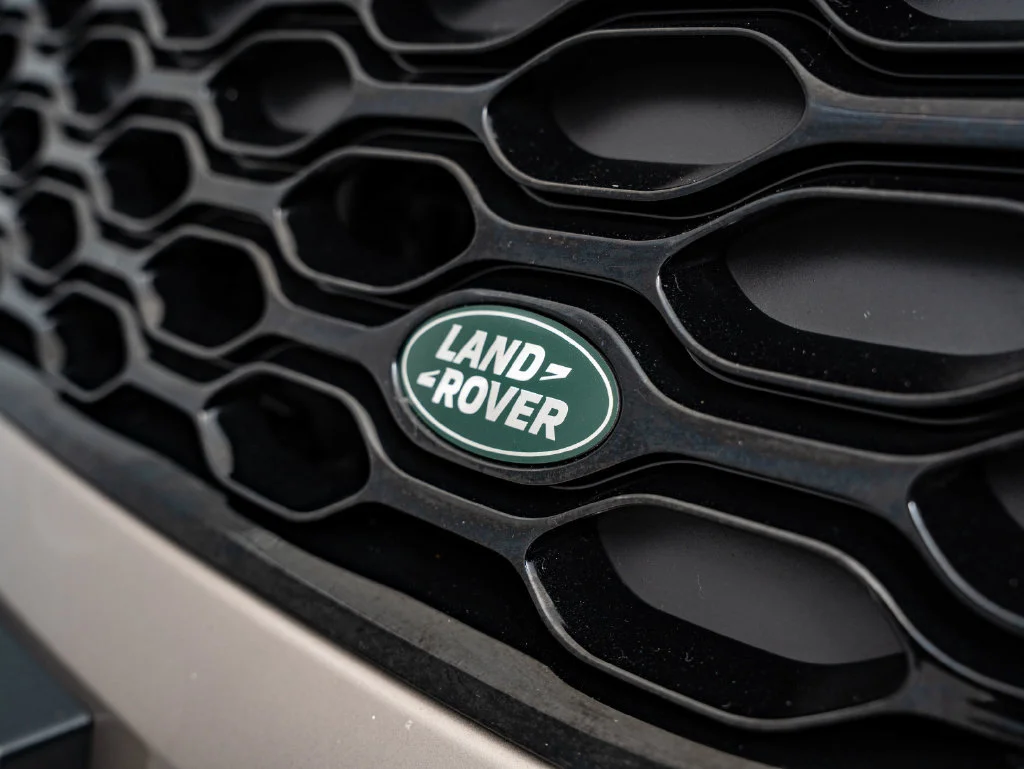 Used 2024 Lantau Bronze Metallic Land Rover Dynamic SE image 3