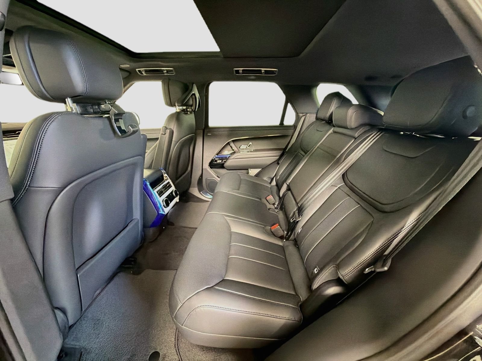 New 2026 Carpathian Grey Land Rover Dynamic SE image 27
