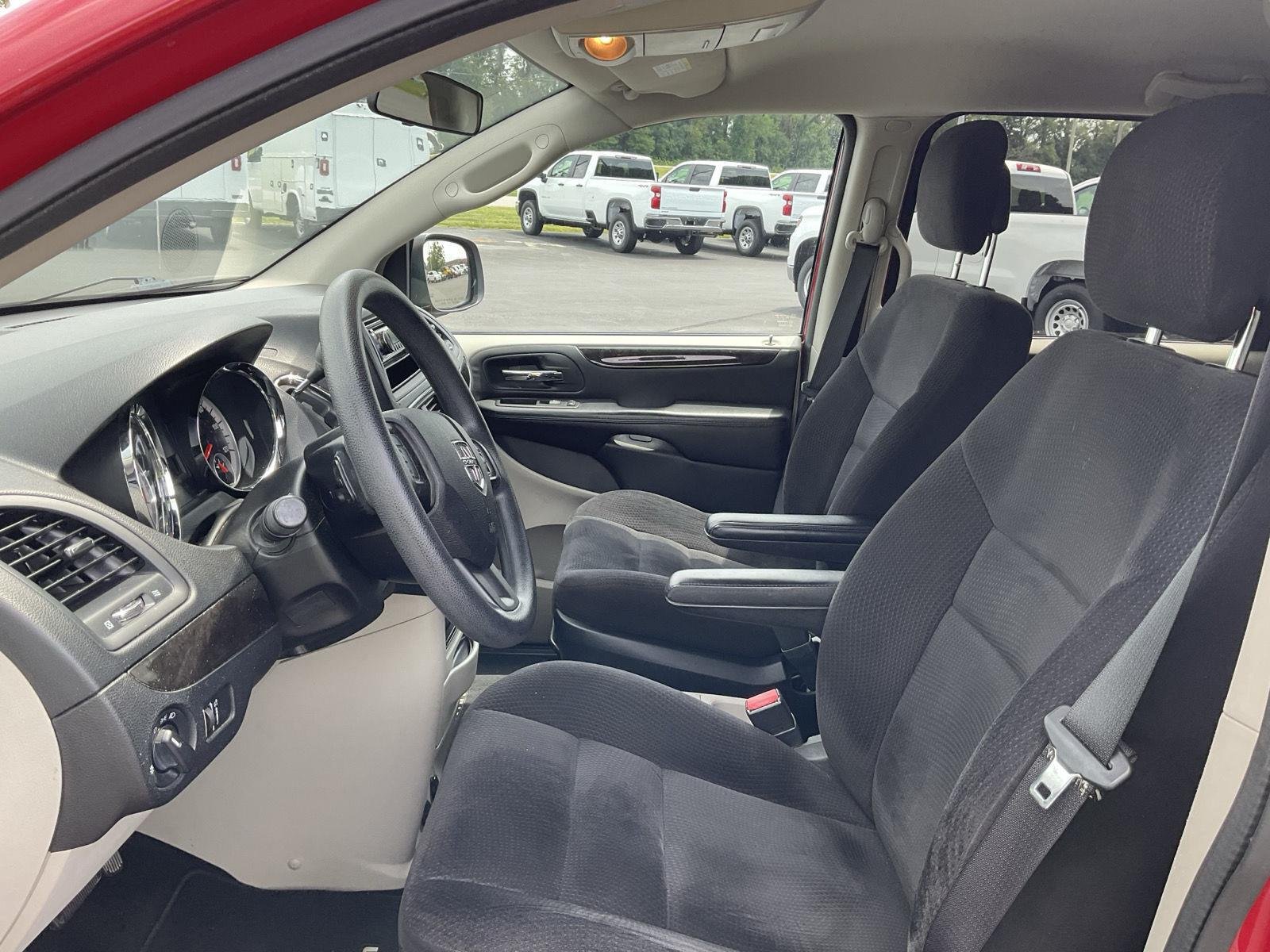Used 2014 Redline 2 Coat Pearl Dodge SE image 9