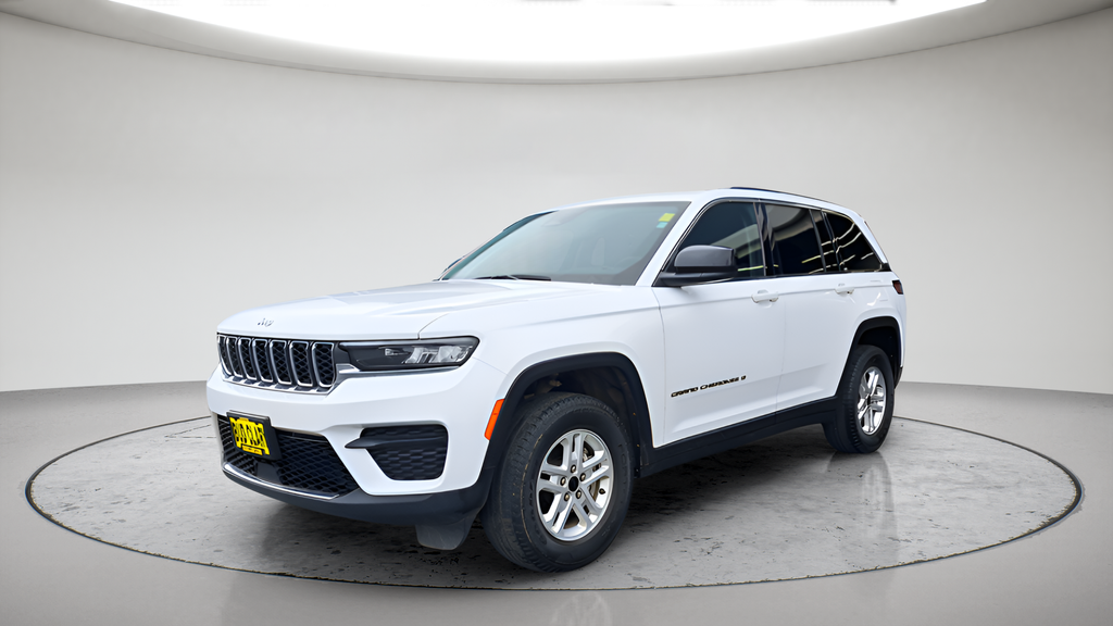 Used 2023 White Jeep Laredo image 7