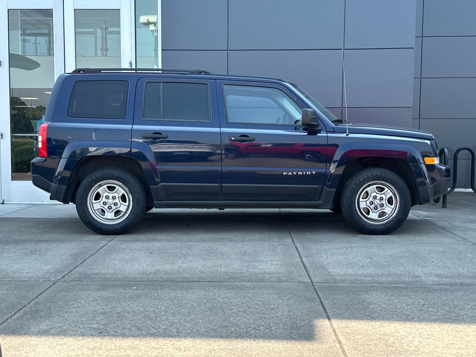 Used 2015 True Blue Pearlcoat Jeep Sport image 3