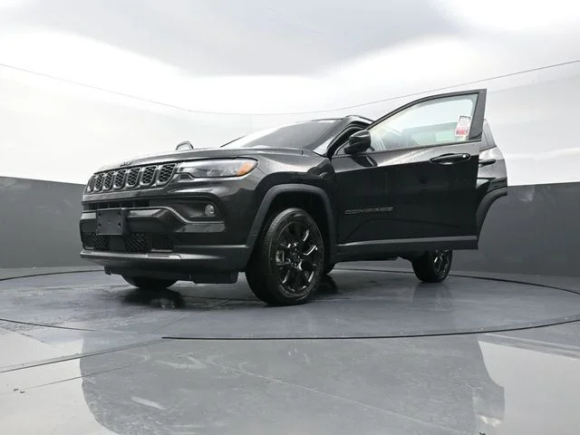 New 2026 Diamond Black Crystal Pearl-Coat Exterior Paint Jeep Latitude image 30