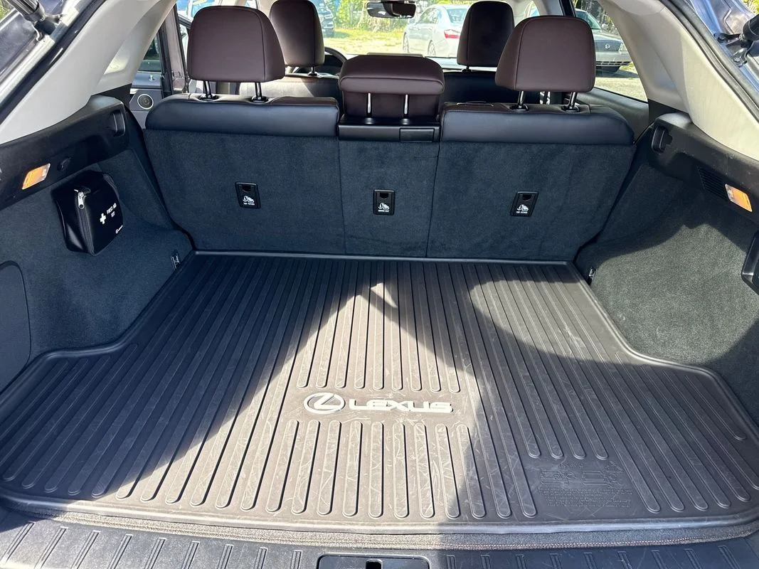 Used 2017  Lexus  image 14