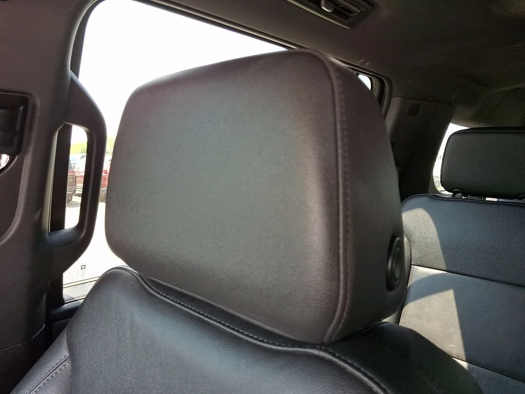 Used 2022 Black Chevrolet Z71 image 18