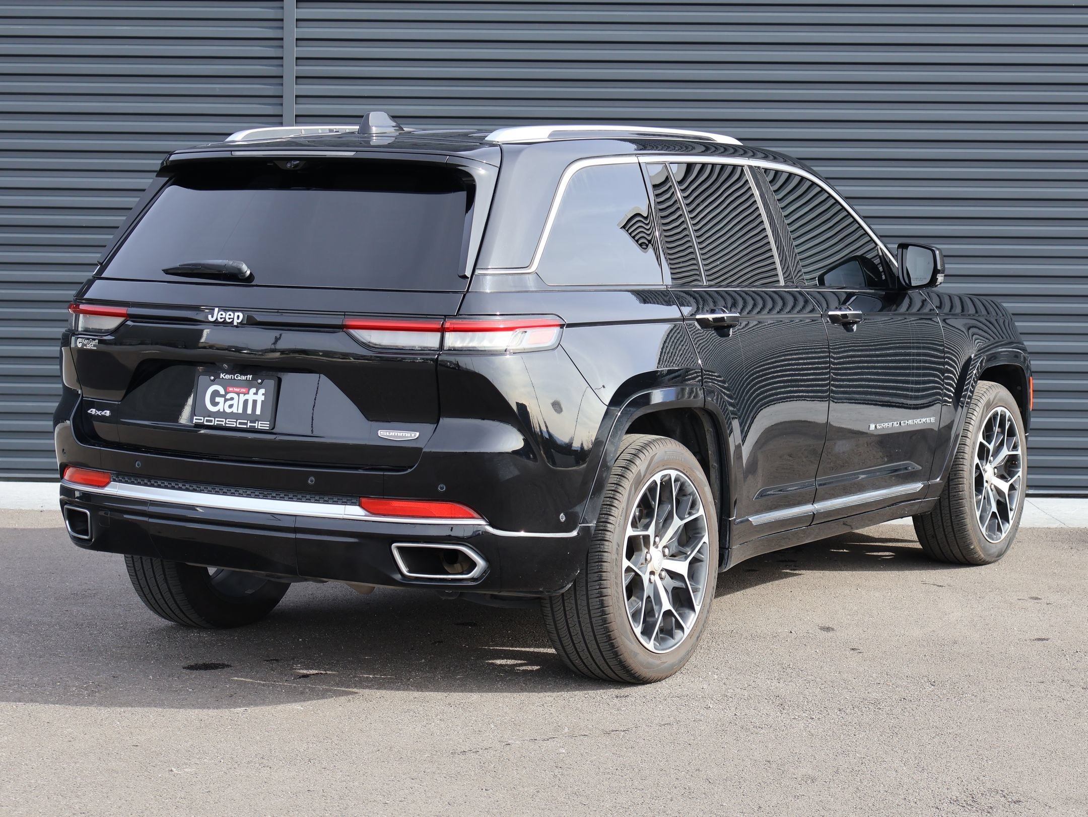 Used 2023 Diamond Black Crystal Pearlcoat Jeep Summit Reserve image 5