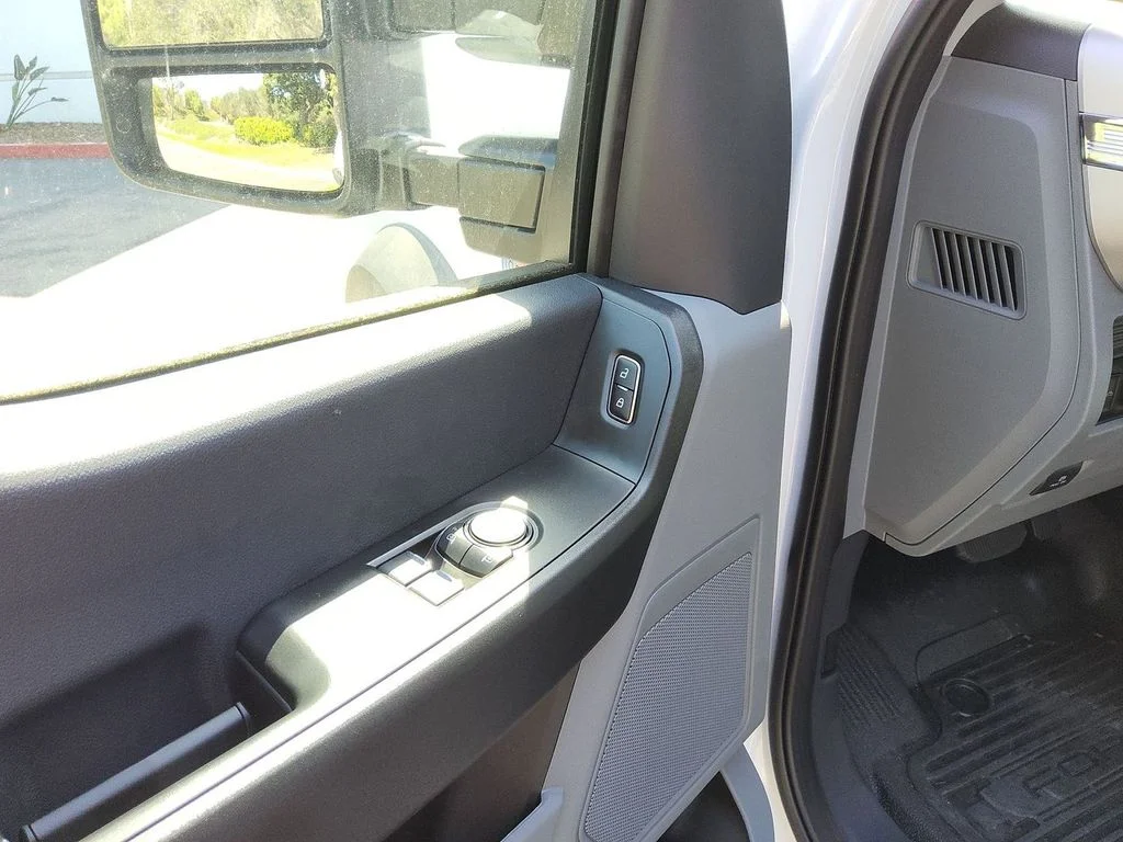 New 2026 Oxford White Ford XL image 6