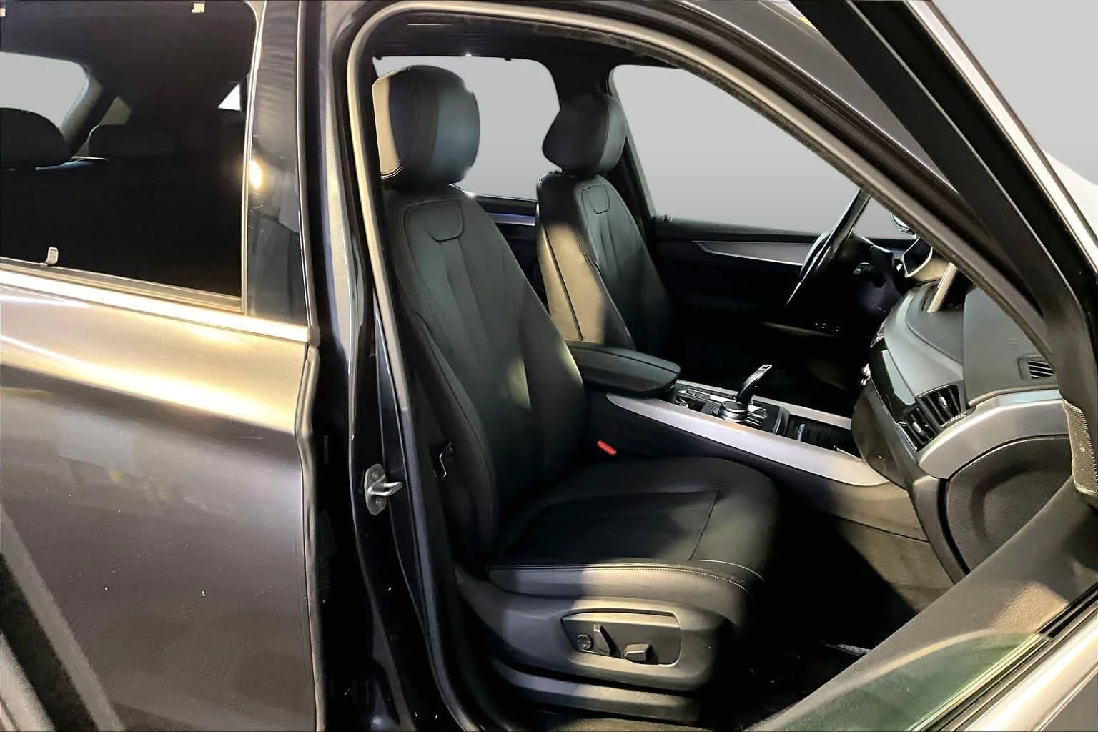 Used 2017 Dark Graphite Metallic BMW xDrive40e iPerformance image 8