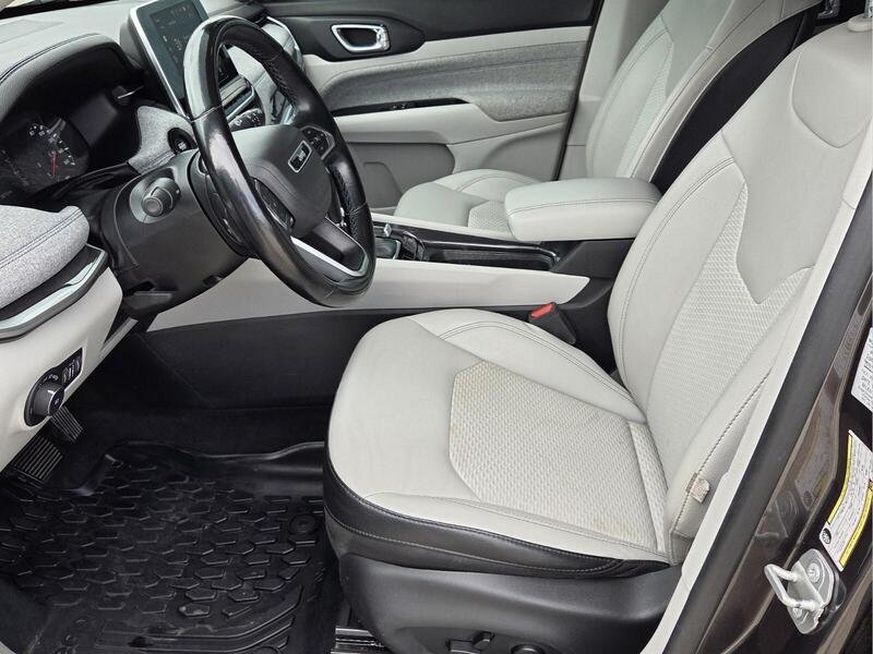 Used 2022 Crystal Metallic JEEP LATITUDE 4X4 image 10