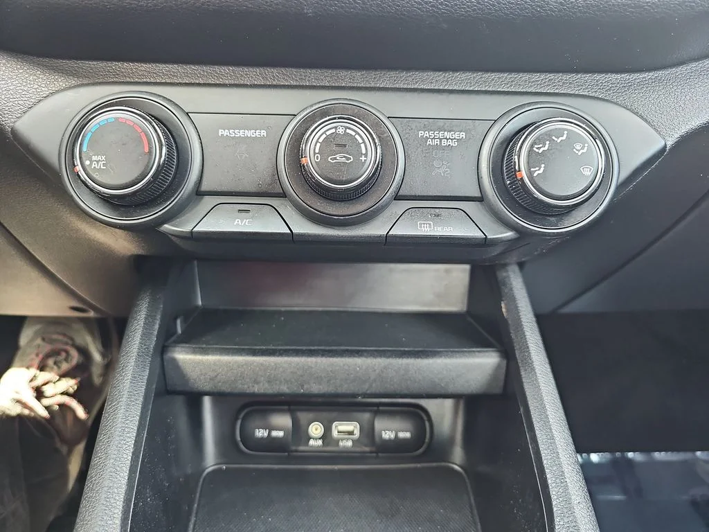 Used 2021 White Kia LXS image 24