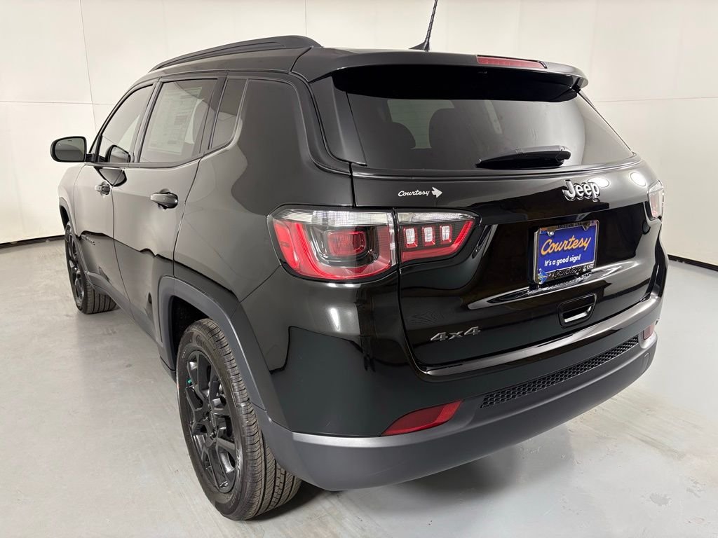 New 2026 Diamond Black Crystal Pearl-Coat Exterior Paint Jeep Latitude image 6