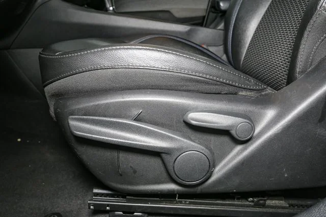 Used 2024 White Jeep Latitude image 35